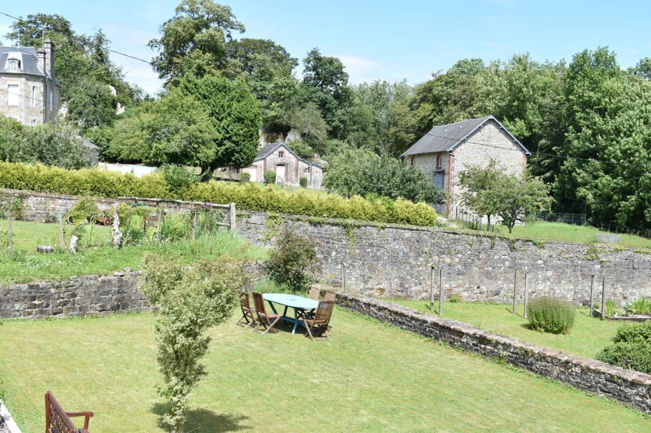 Gites In Le Neufbourg -Mortain Bagian luar foto