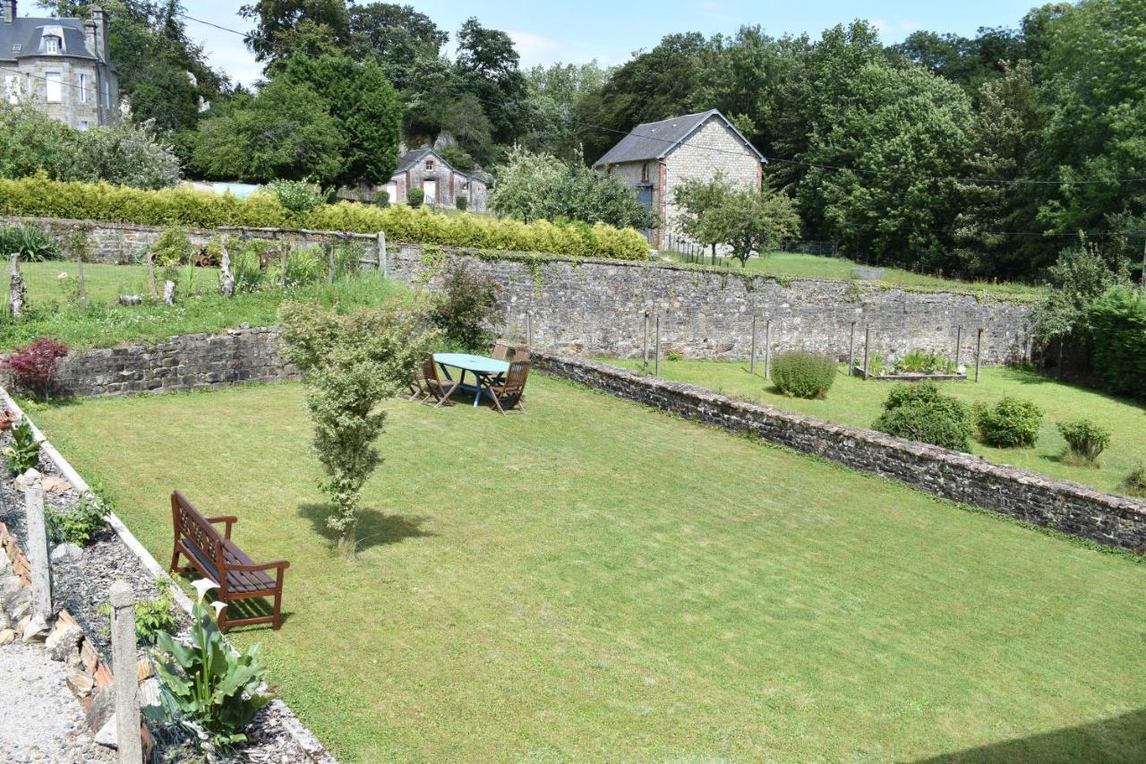 Gites In Le Neufbourg -Mortain Bagian luar foto